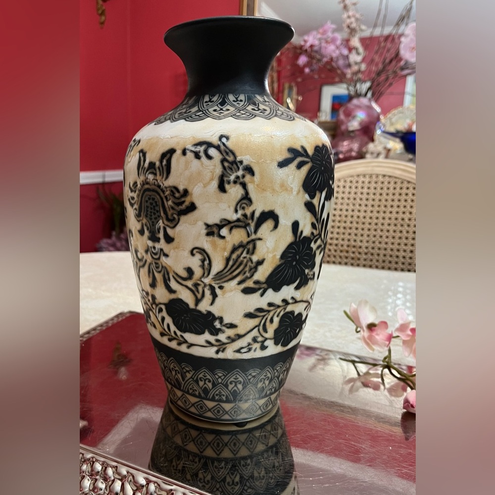 Stunning Reproduction Vase BLK/Ecru of Song Dynasty Chinese Cizhou Kiln Style